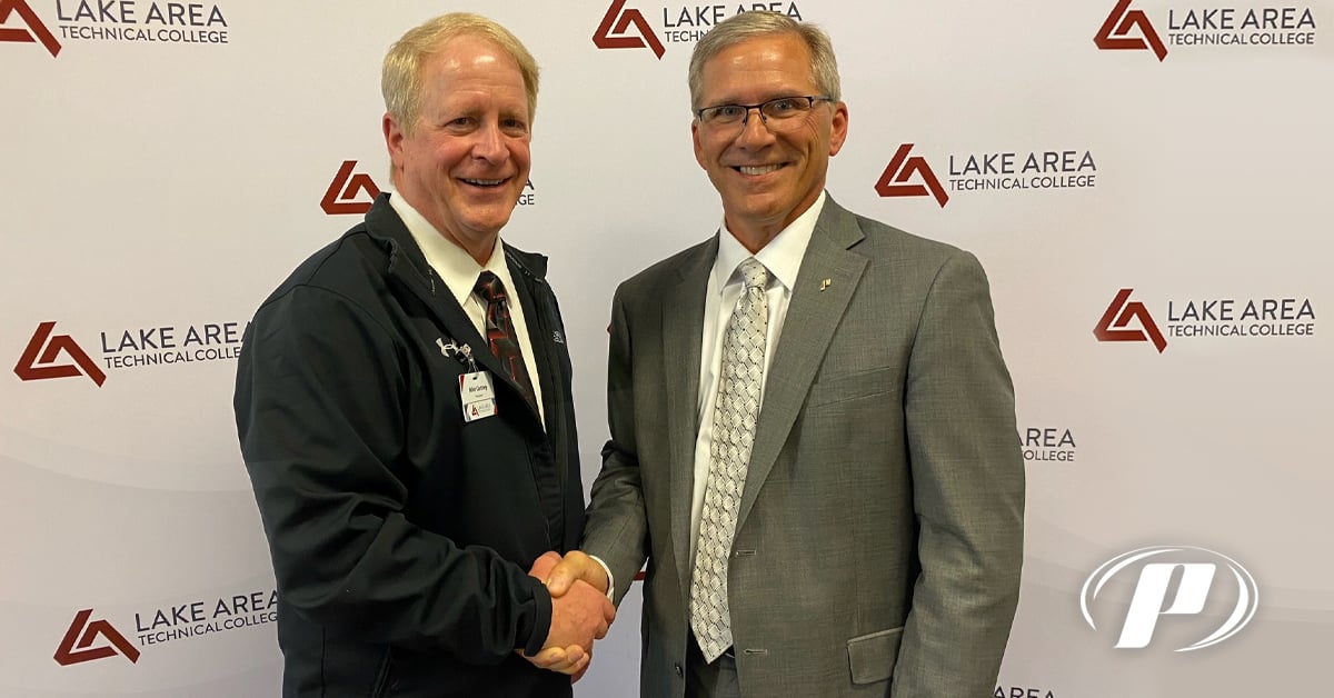 Mike Cartney shaking hands with Dave Rozenboom